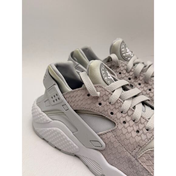 Nike AIR HUARCHE RUN PRM Women's New Running Sneaker White US Size 9.5 - Picture 3 of 11